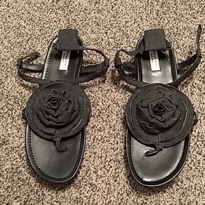 Like New Vera Wang Flower Sandals Black